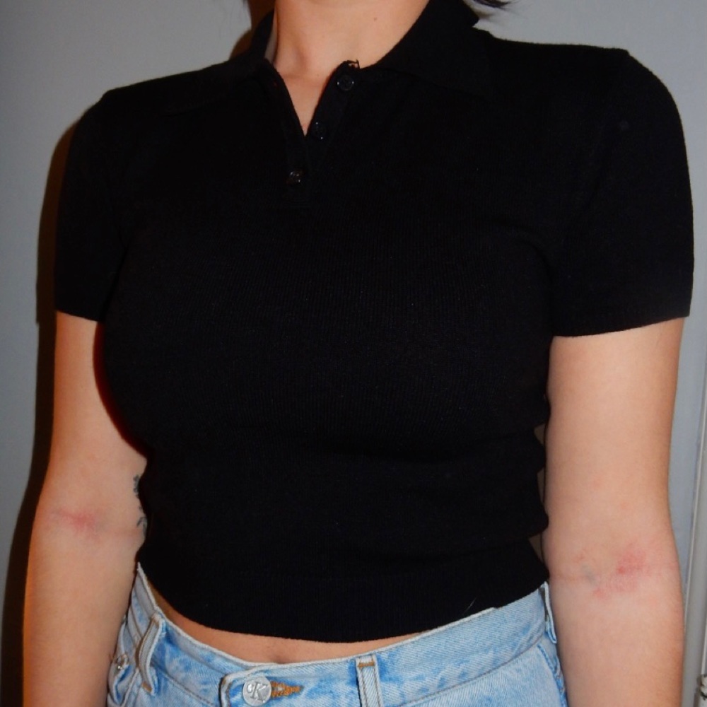 Black, collared, crop top